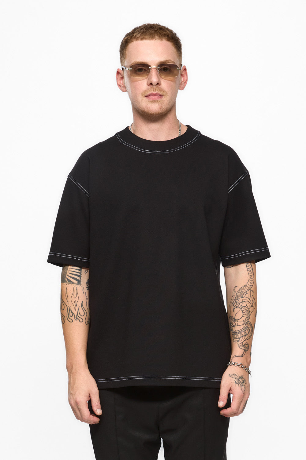 Tricou negru cu cusături decorative Khan