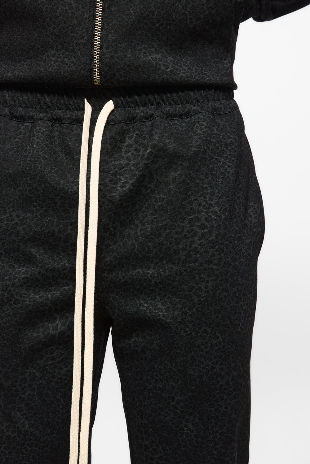 Pantaloni negri de trening cu imprimeu animal H