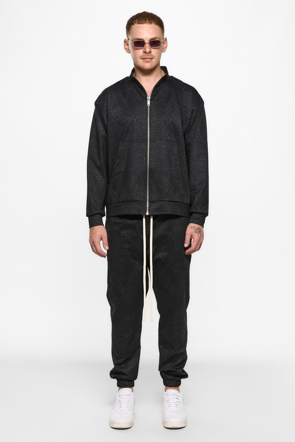 Pantaloni negri de trening cu imprimeu animal H