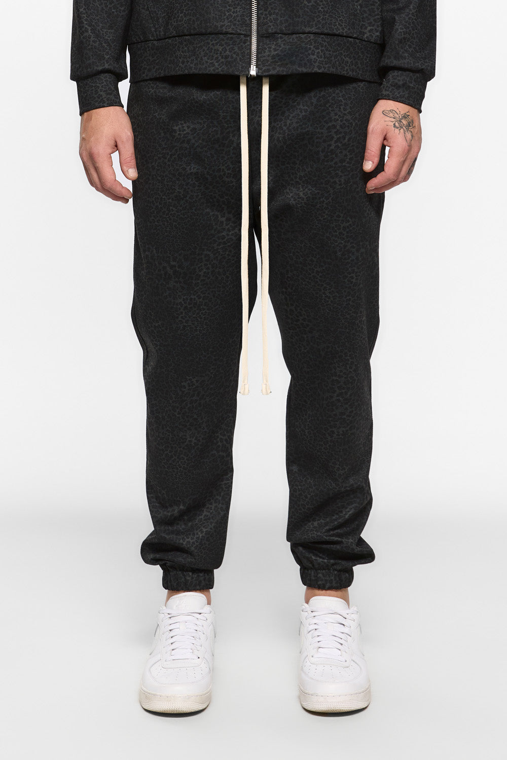 Pantaloni negri de trening cu imprimeu animal H