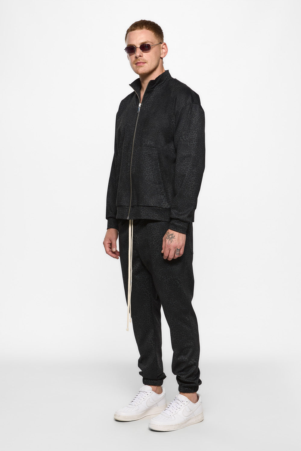 Pantaloni negri de trening cu imprimeu animal H