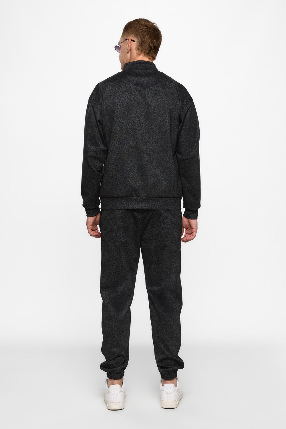 Pantaloni negri de trening cu imprimeu animal H