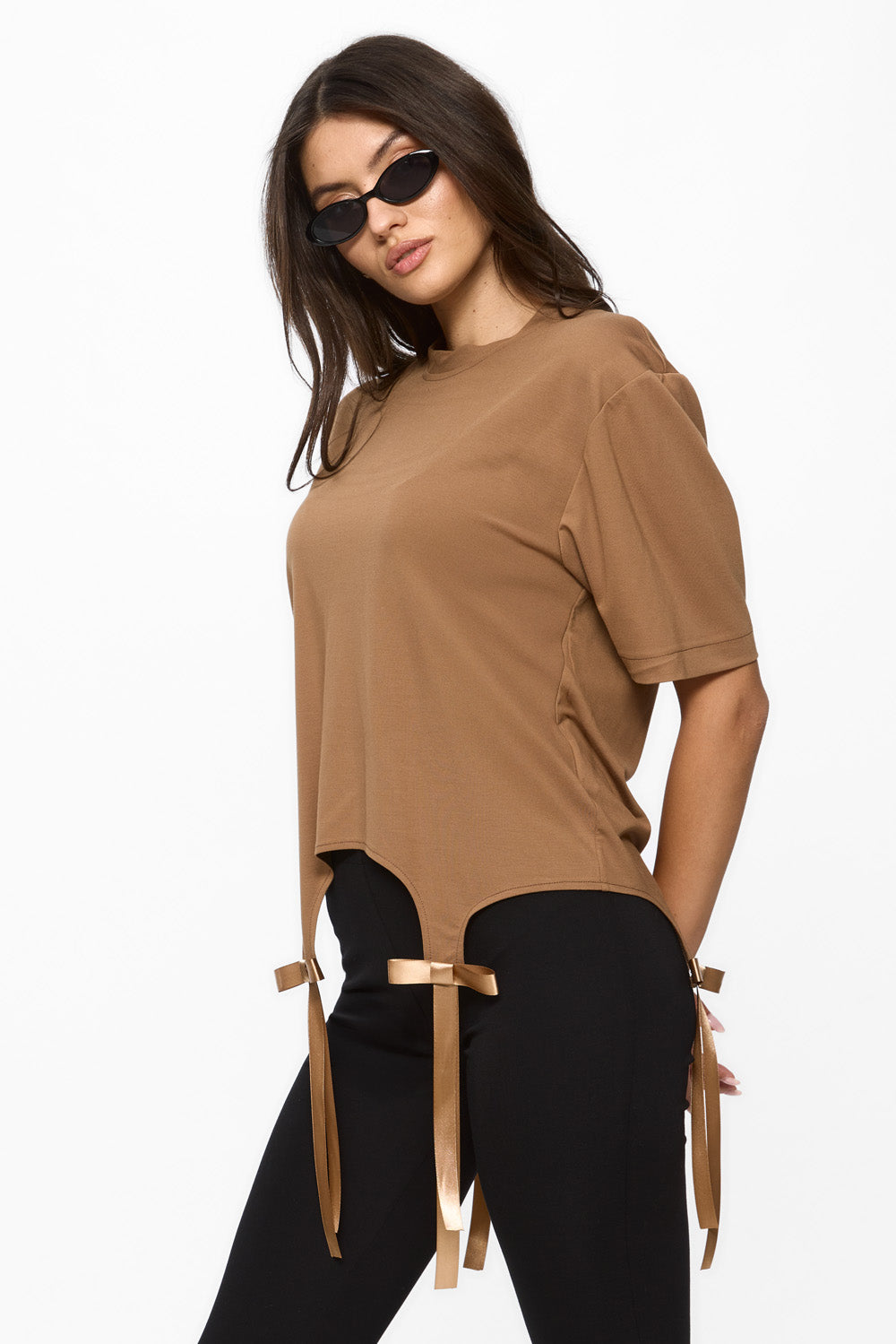 Tricou nuanța ciocolată cu fundite aplicate manual Charme