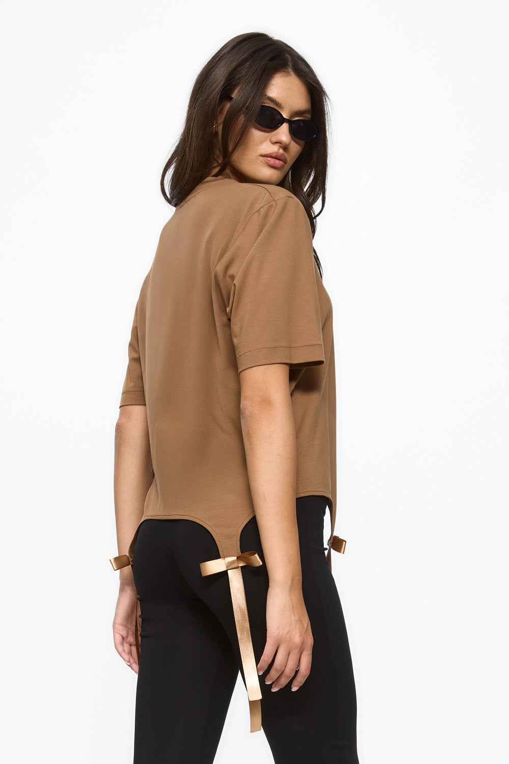 Tricou nuanța ciocolată cu fundite aplicate manual Charme