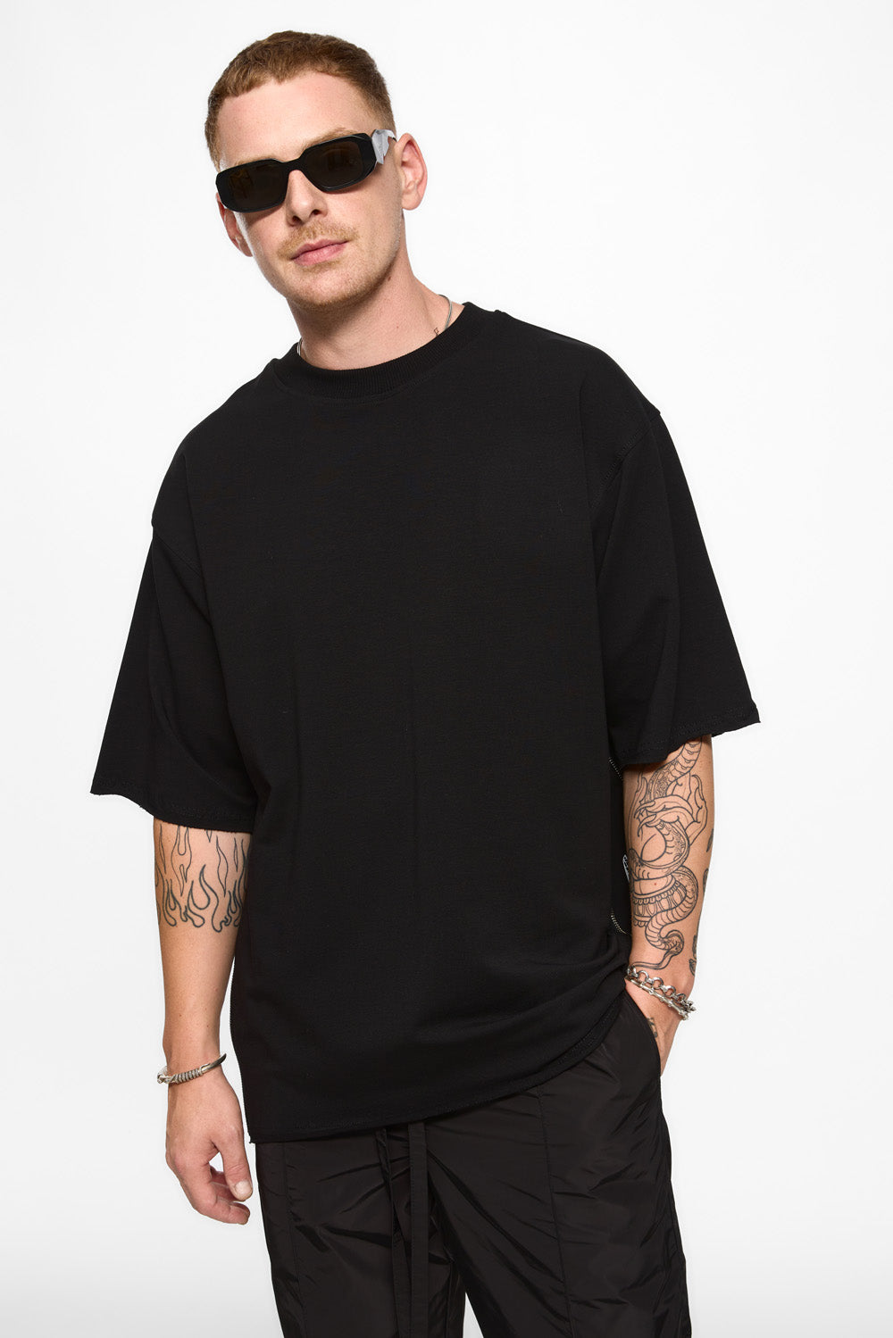 Tricou negru cu inserții de material imprimate Dark