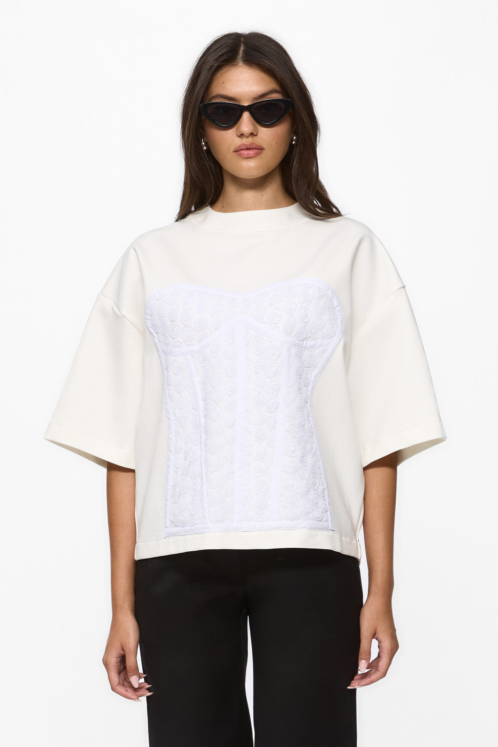 Tricou Kyo Rose cu cusaturi | Femei | Off-White | Stil modern și elegant | Confort și funcționalitate | Atelier Hamza