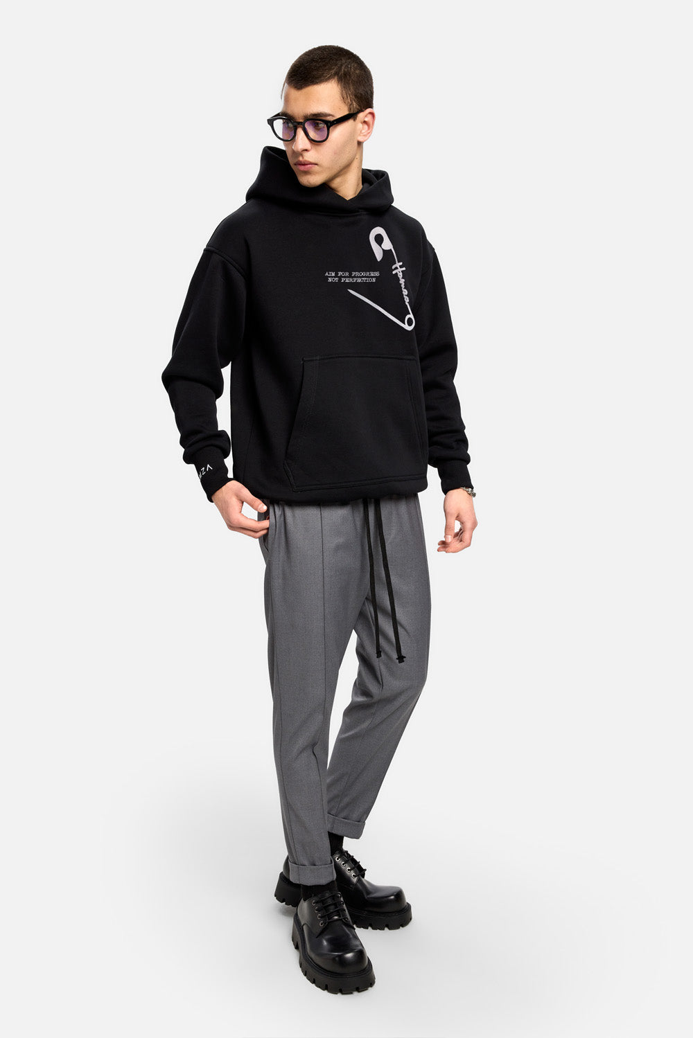 Hanorac flausat negru cu broderie Safety Pin