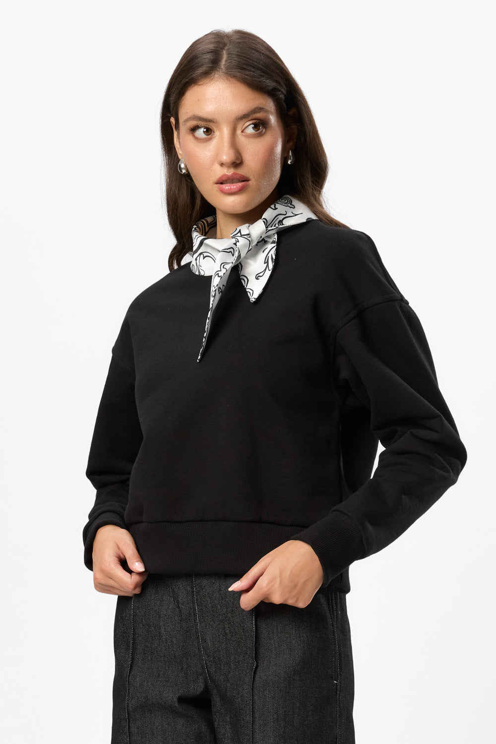 Bluza Neagra cu Esarfa Tiffany