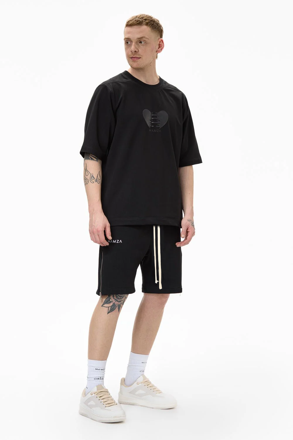 Pantaloni scurti negri cu broderie Chaos
