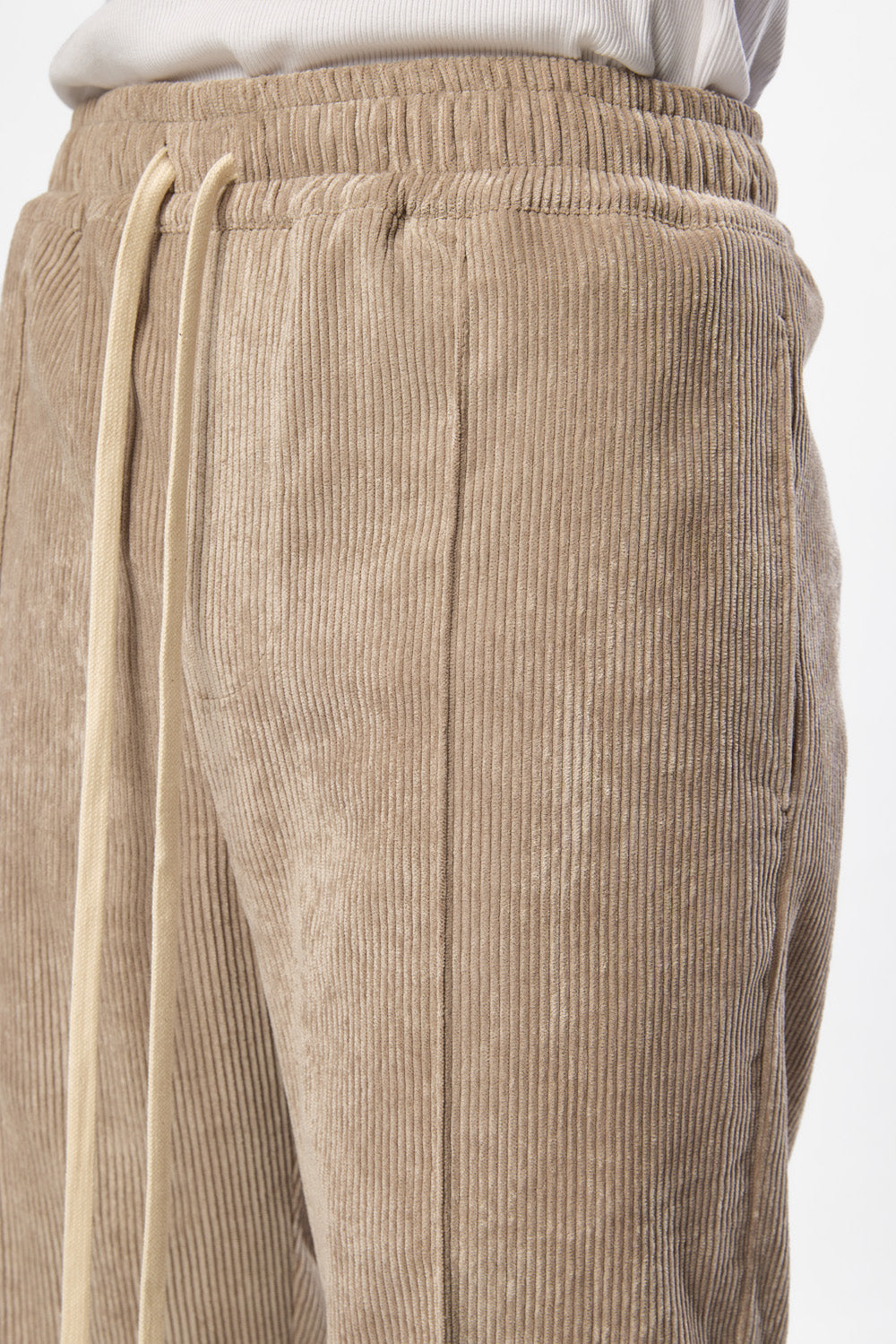 Pantaloni bej din material raiat Five