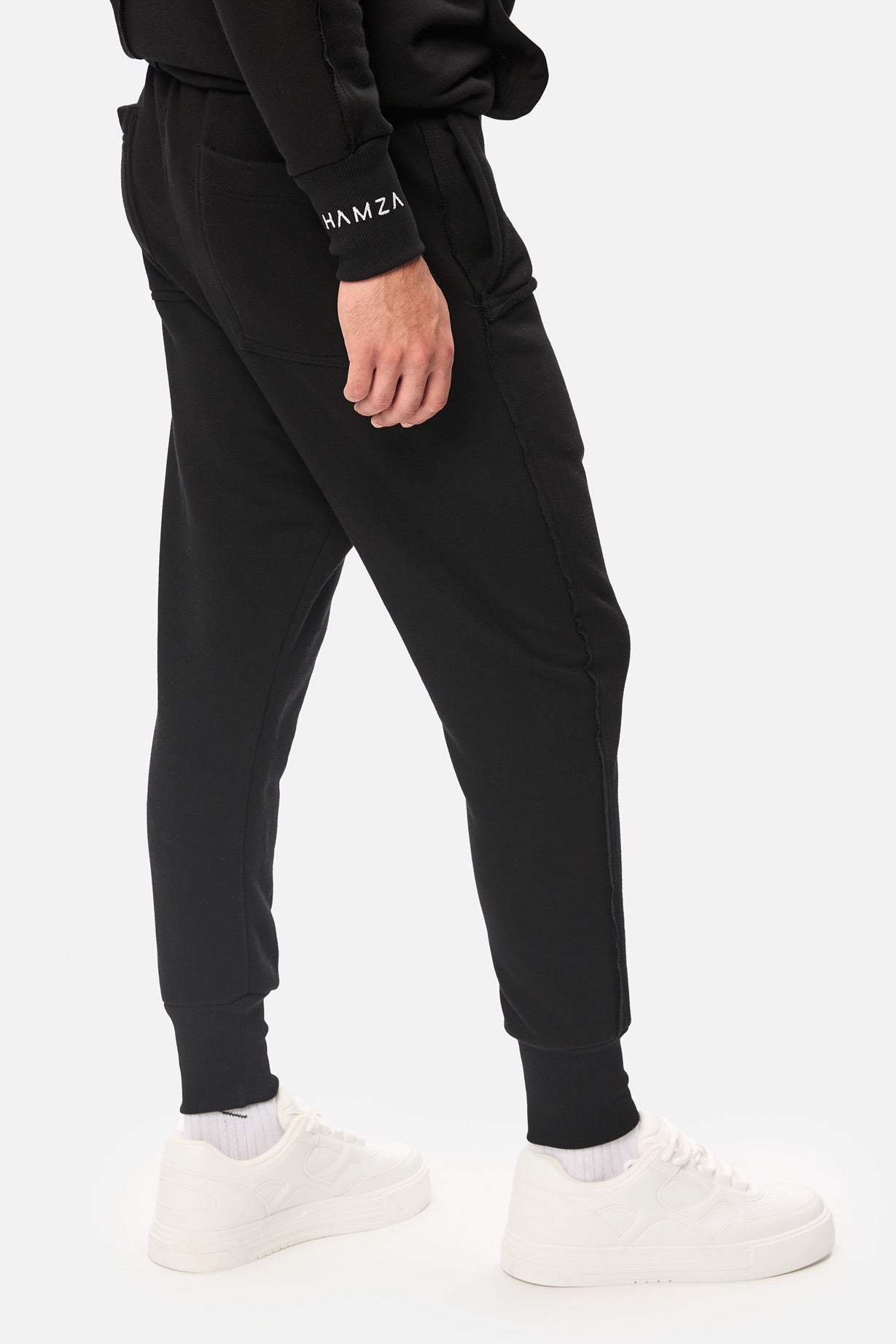 Trening negru Crudo Black Unfinished edges , confecționat din bumbac, perfect pentru un stil casual și urban.