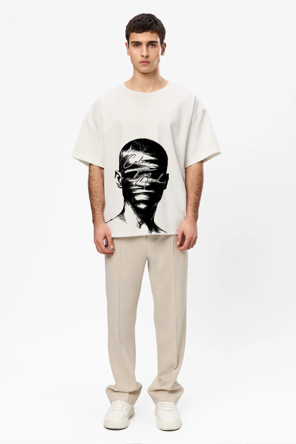 Vedere frontală full-body a unui model purtând tricoul oversized Off-White Calm Your Mind pentru bărbați, cu imprimeu grafic frontal
