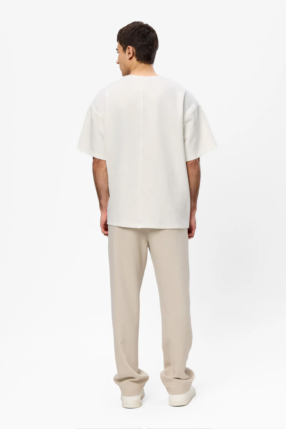 Vedere full-body din spate a unui model purtând tricoul oversized Off-White Calm Your Mind pentru bărbați