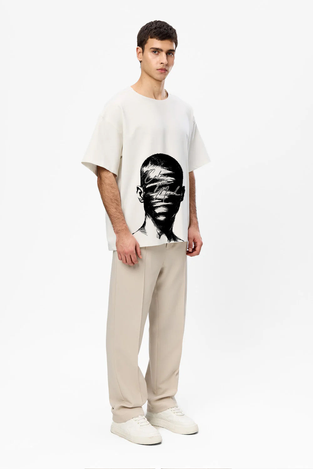 Vedere frontală, din cap până în picioare, a unui model purtând tricoul oversized Calm Your Mind Off-White pentru bărbați, cu imprimeu grafic statement
