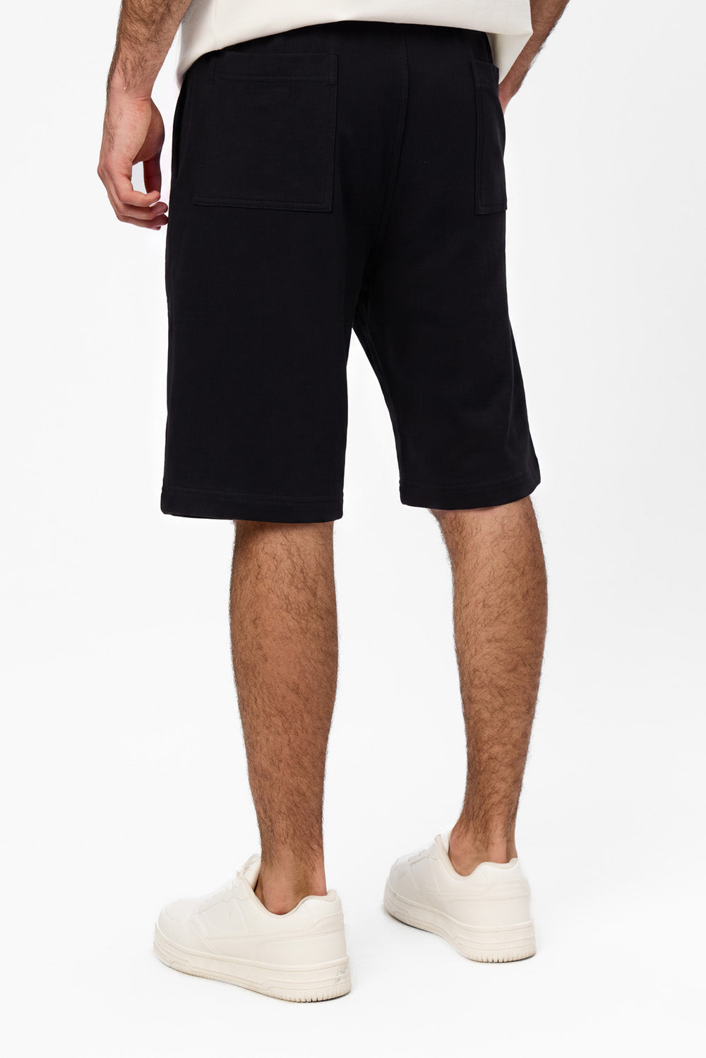 Pantaloni scurți bărbați negri din vâscoză purtați de model, vedere din spate