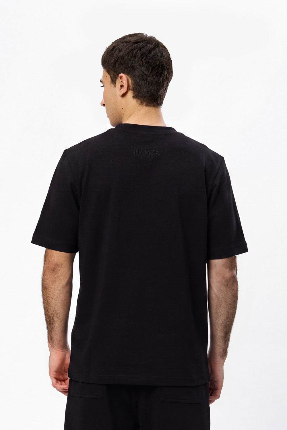 Tricou bărbați negru din vâscoză purtat de model, vedere din spate