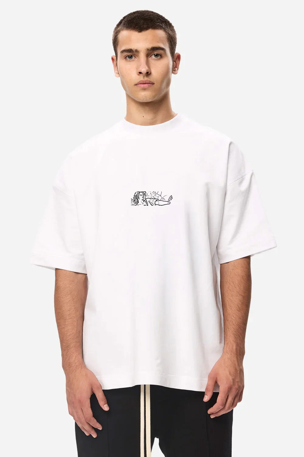 Vedere din față a unui model purtând tricoul alb Line Art pentru bărbați, cu imprimeu grafic frontal