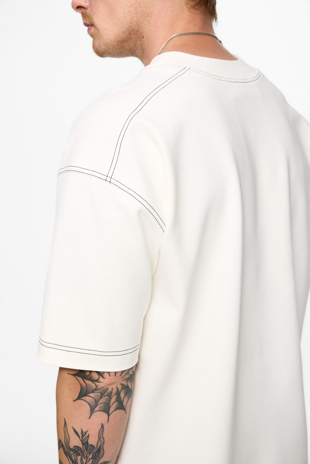 Tricou Off-White cu cusături decorative Khan