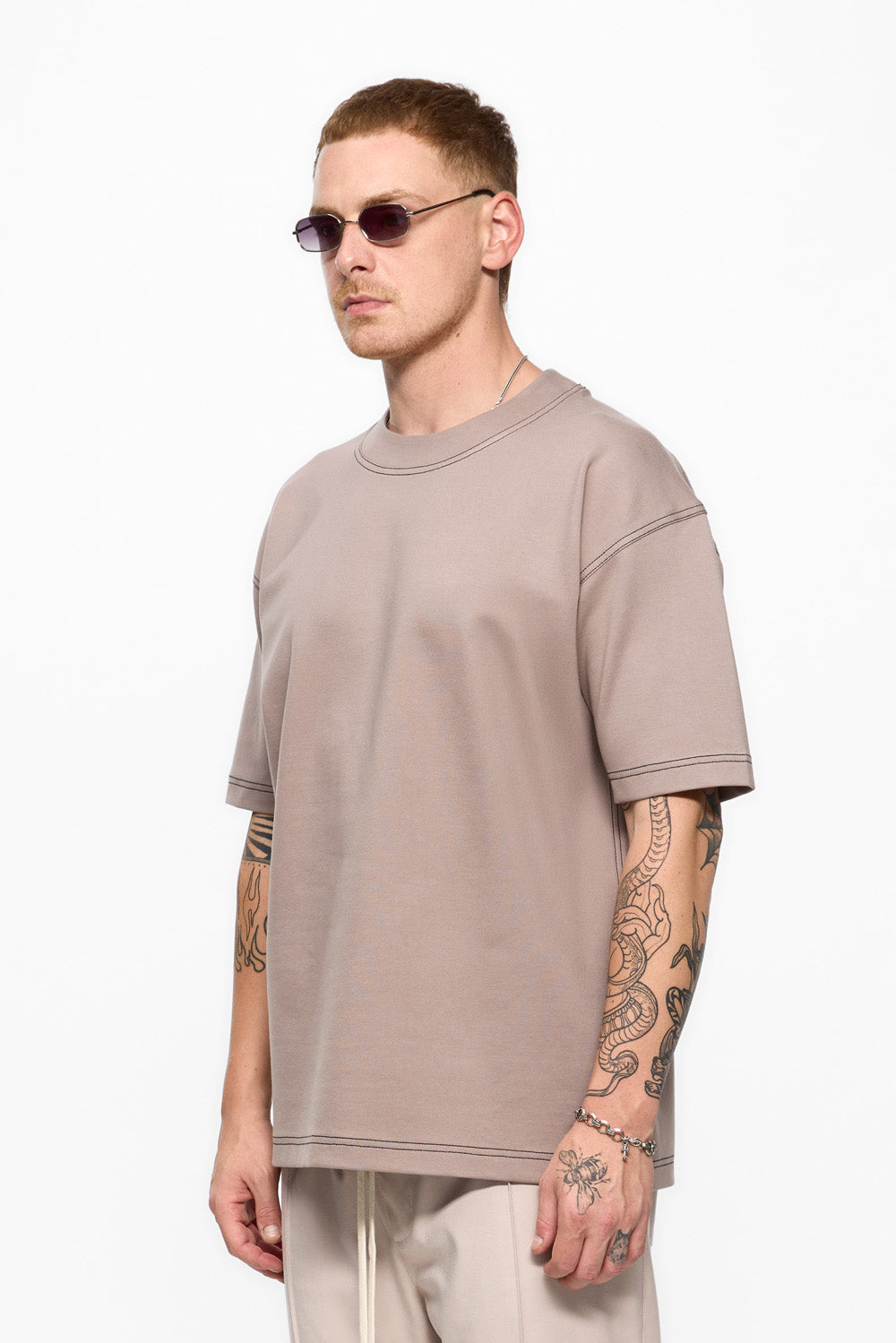 Tricou bej cu cusături decorative Khan