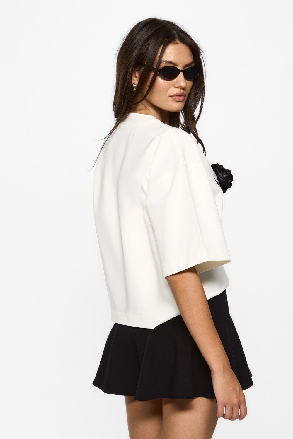 Black rose with floral applique off-white T-shirt W
