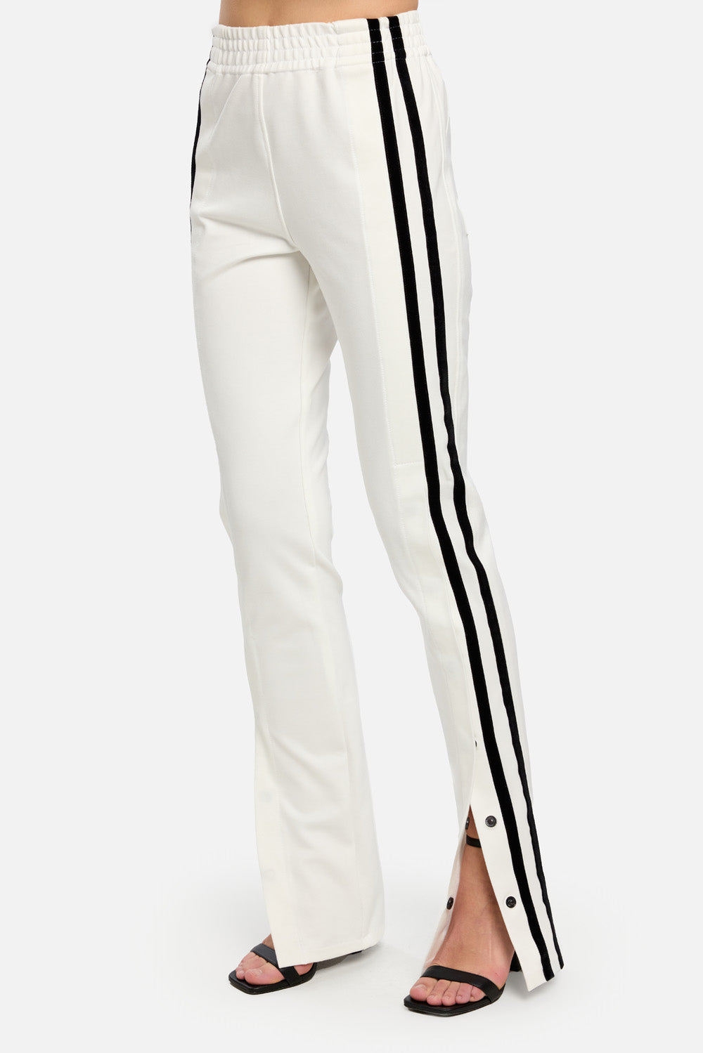 Pantaloni off white cu benzi de catifea aplicate si cu capse 