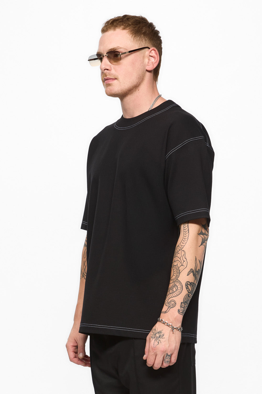 Tricou negru cu cusături decorative Khan
