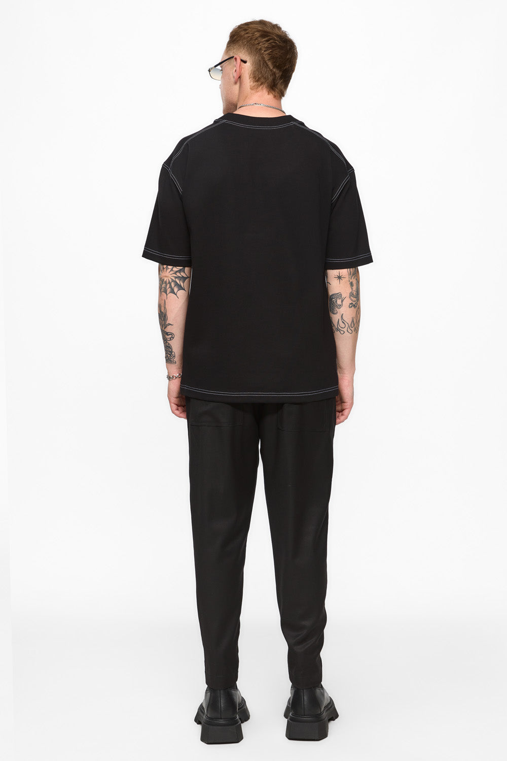 Tricou negru cu cusături decorative Khan