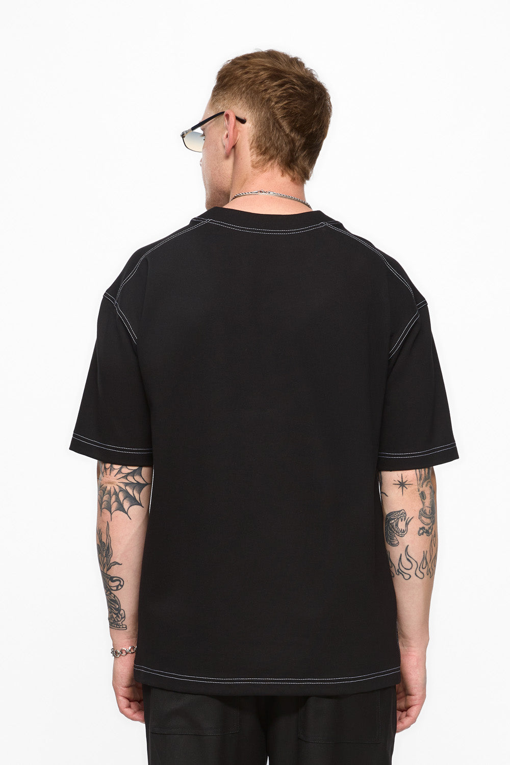 Tricou negru cu cusături decorative Khan