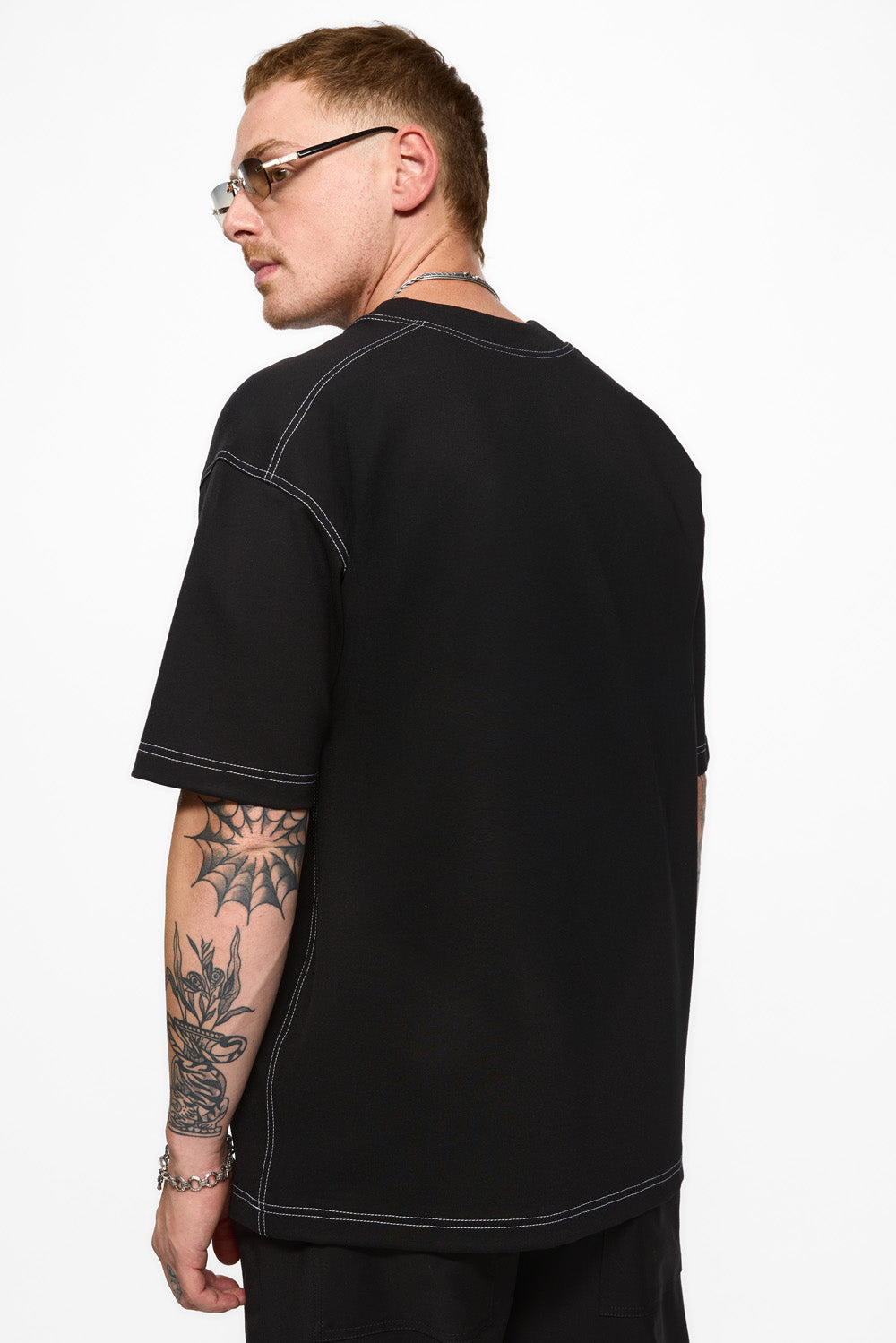 Tricou negru cu cusături decorative Khan