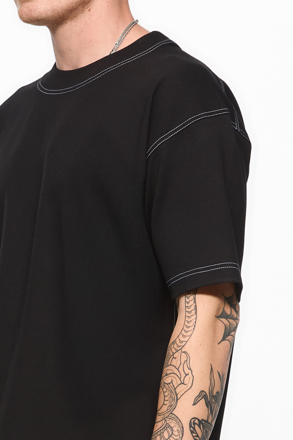 Tricou negru cu cusături decorative Khan