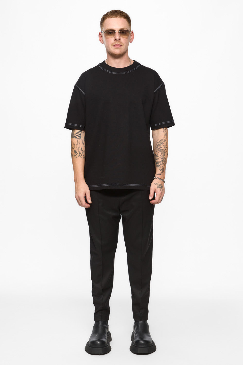 Tricou negru cu cusături decorative Khan