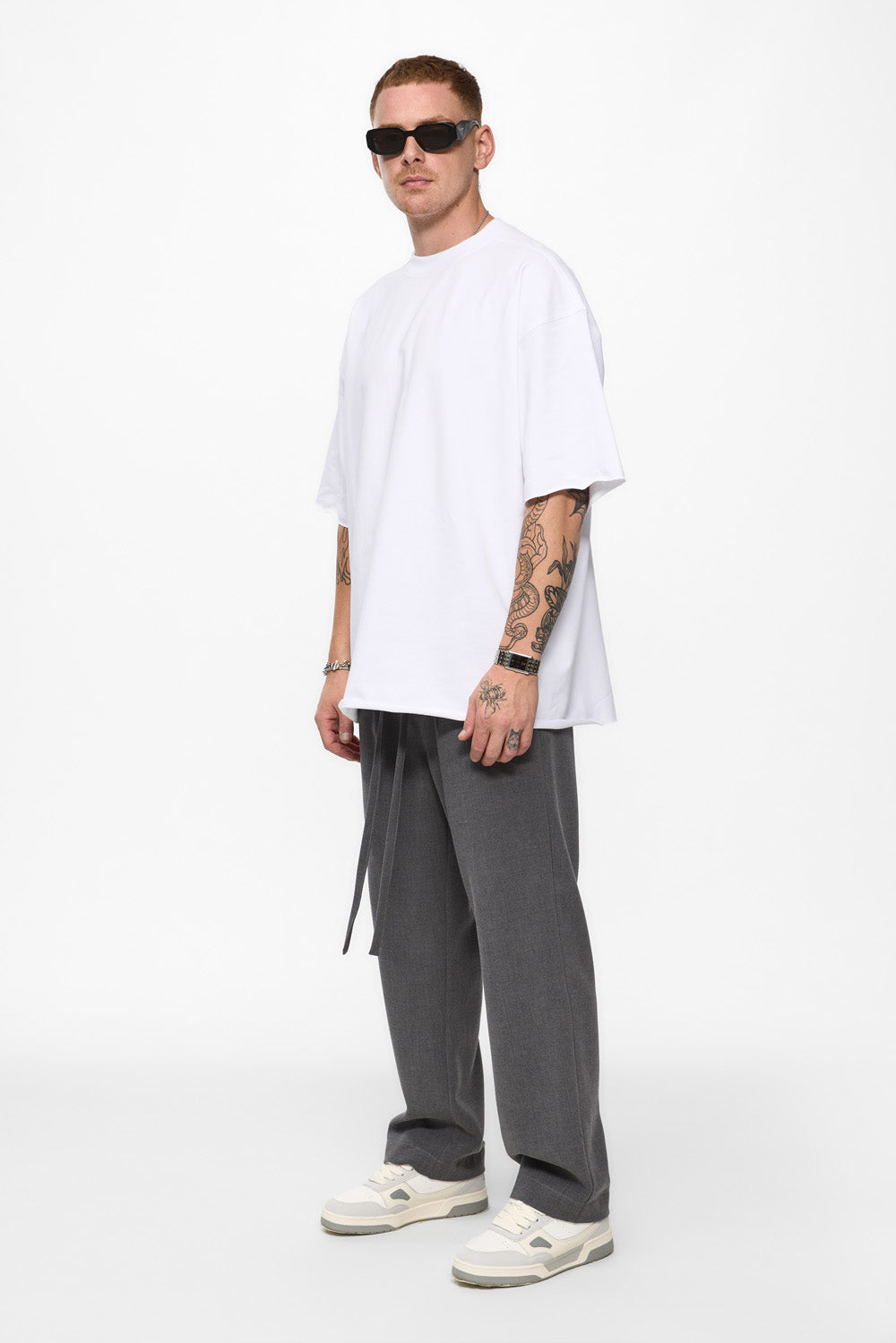 Tricou alb cu detalii nefinisate oversized 