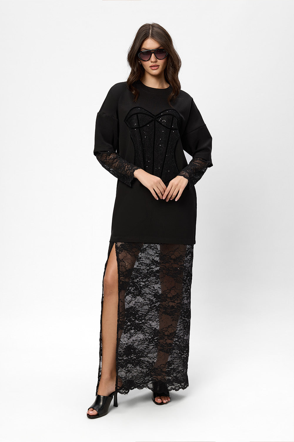 Rochie neagra cu fusta si maneci de dantela si cu corset cu strasuri Venice