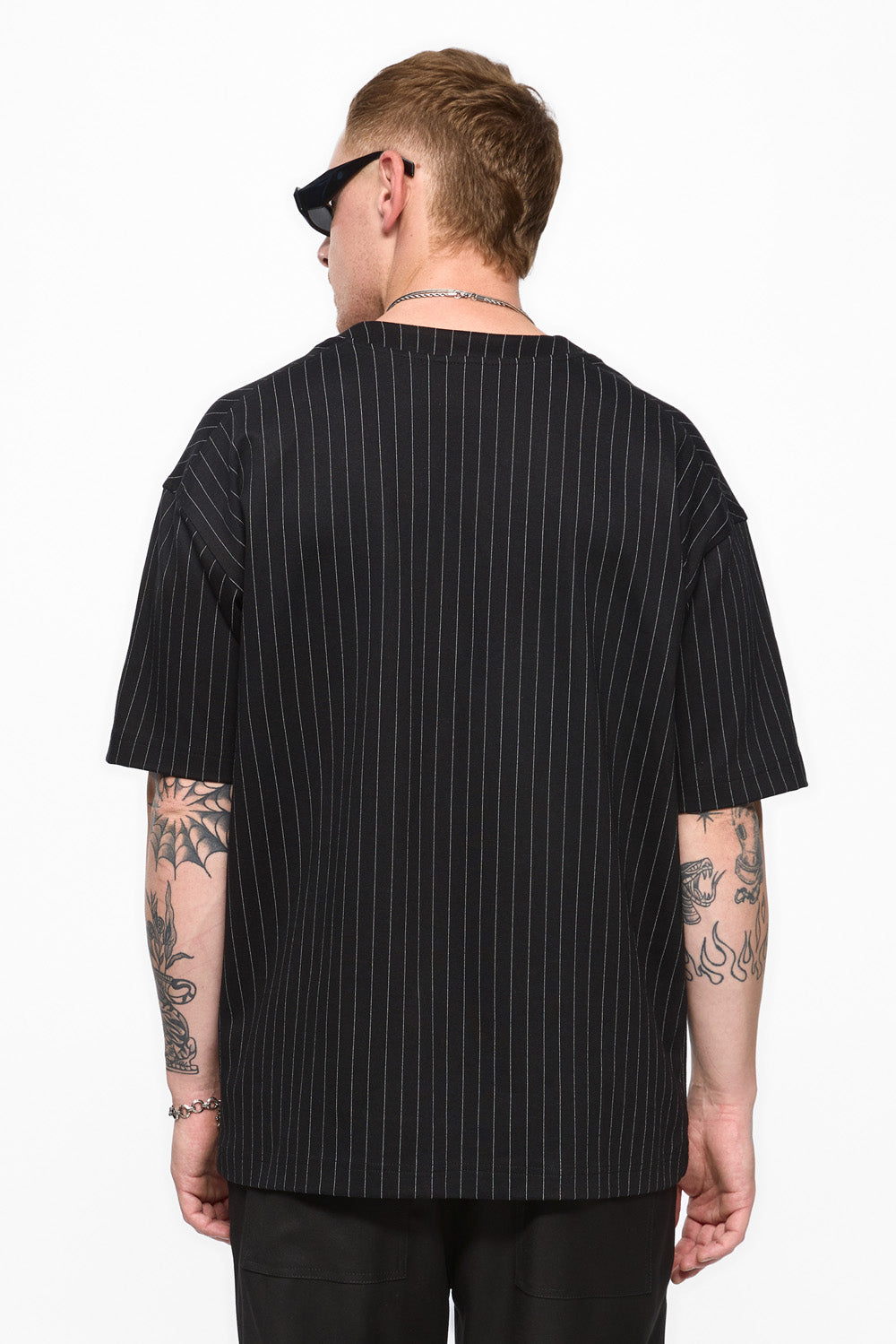 Tricou negru în dungi Striped