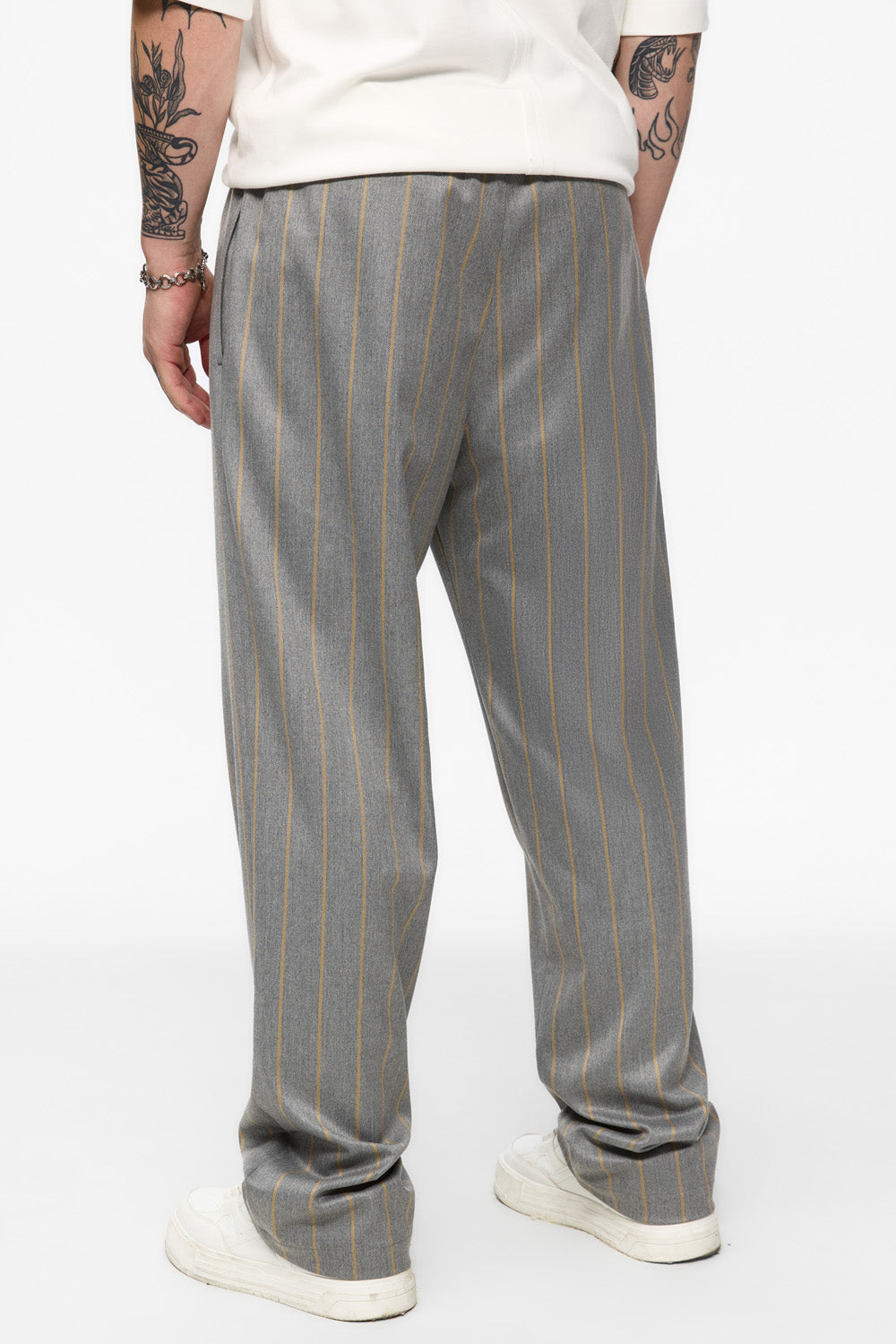 Pantaloni gri cu dungi galbene din stofa 247