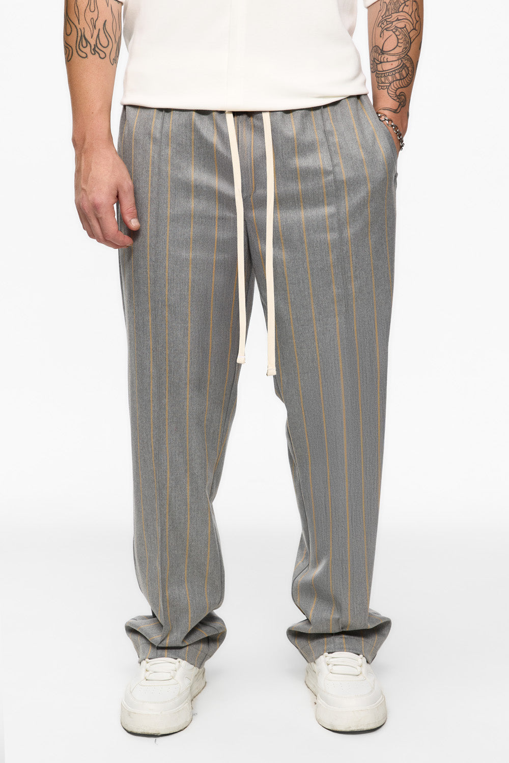 Pantaloni gri cu dungi galbene din stofa 247