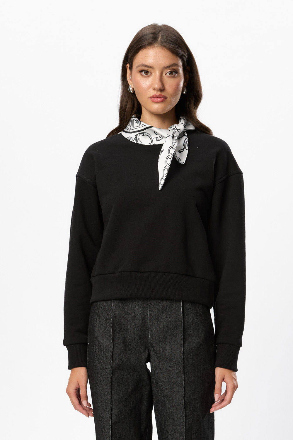 Bluza Neagra cu Esarfa Tiffany 