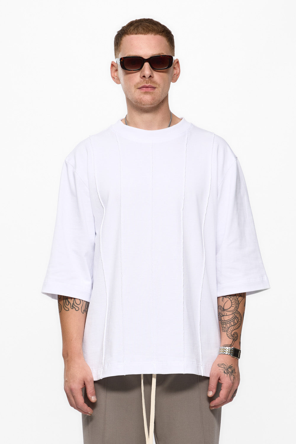 Tricou alb cu cusaturi 247