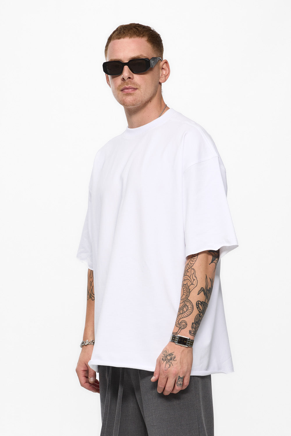 Tricou alb cu detalii nefinisate oversized 