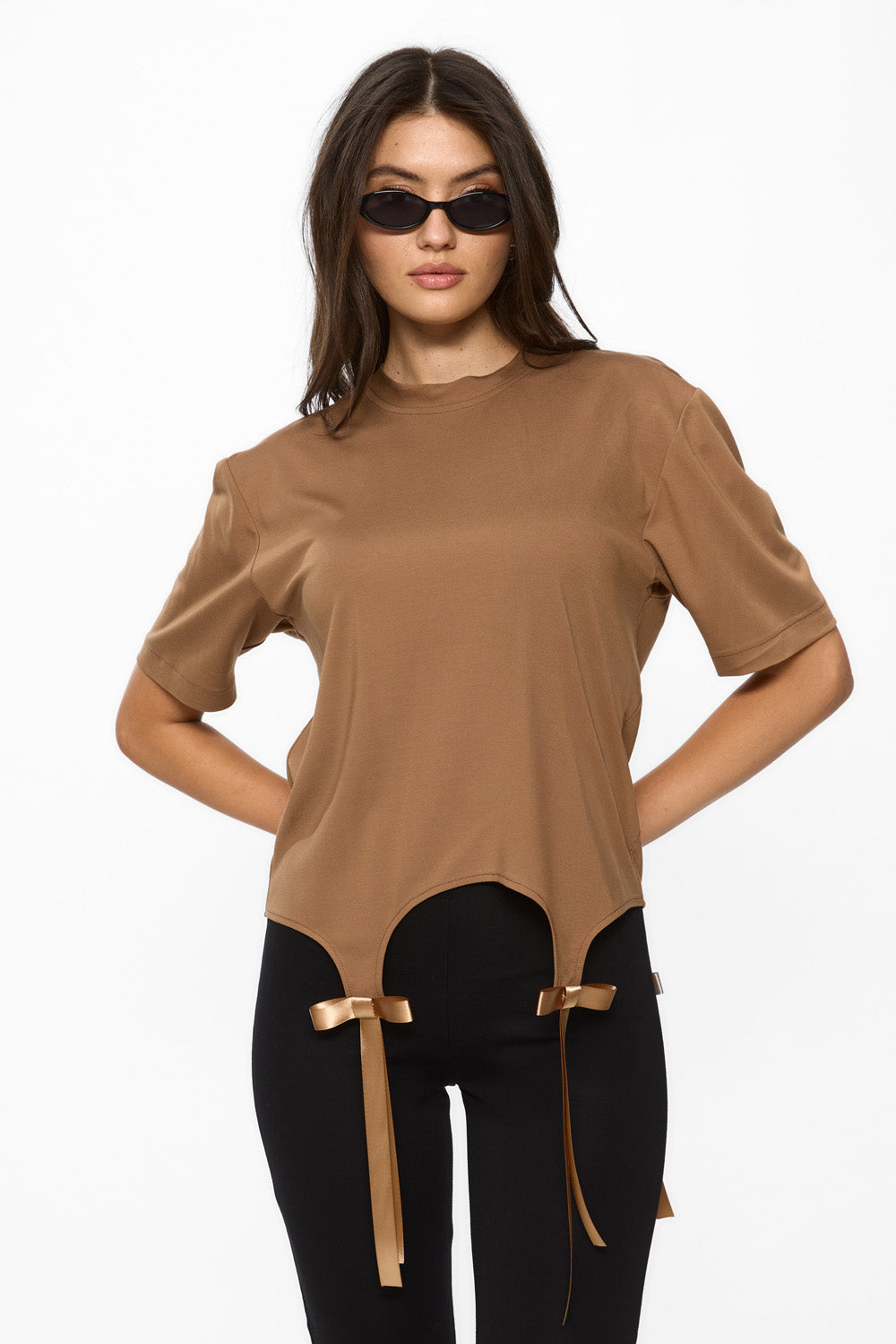 Tricou Charme cu fundițe aplicate manual | Femei | Maro| Stil modern și elegant | Confort și funcționalitate | Atelier Hamza