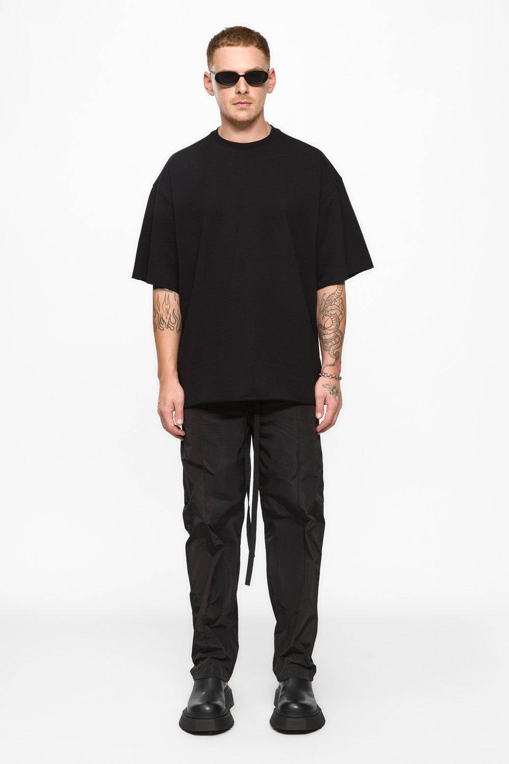 Tricou negru cu detalii nefinisate oversized 
