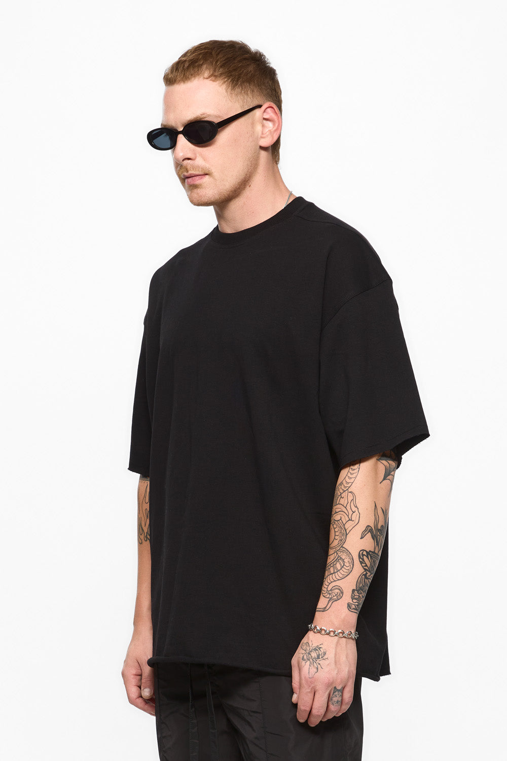 Tricou negru cu detalii nefinisate oversized 