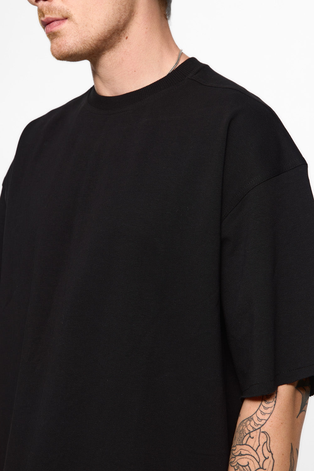 Tricou negru cu detalii nefinisate oversized 