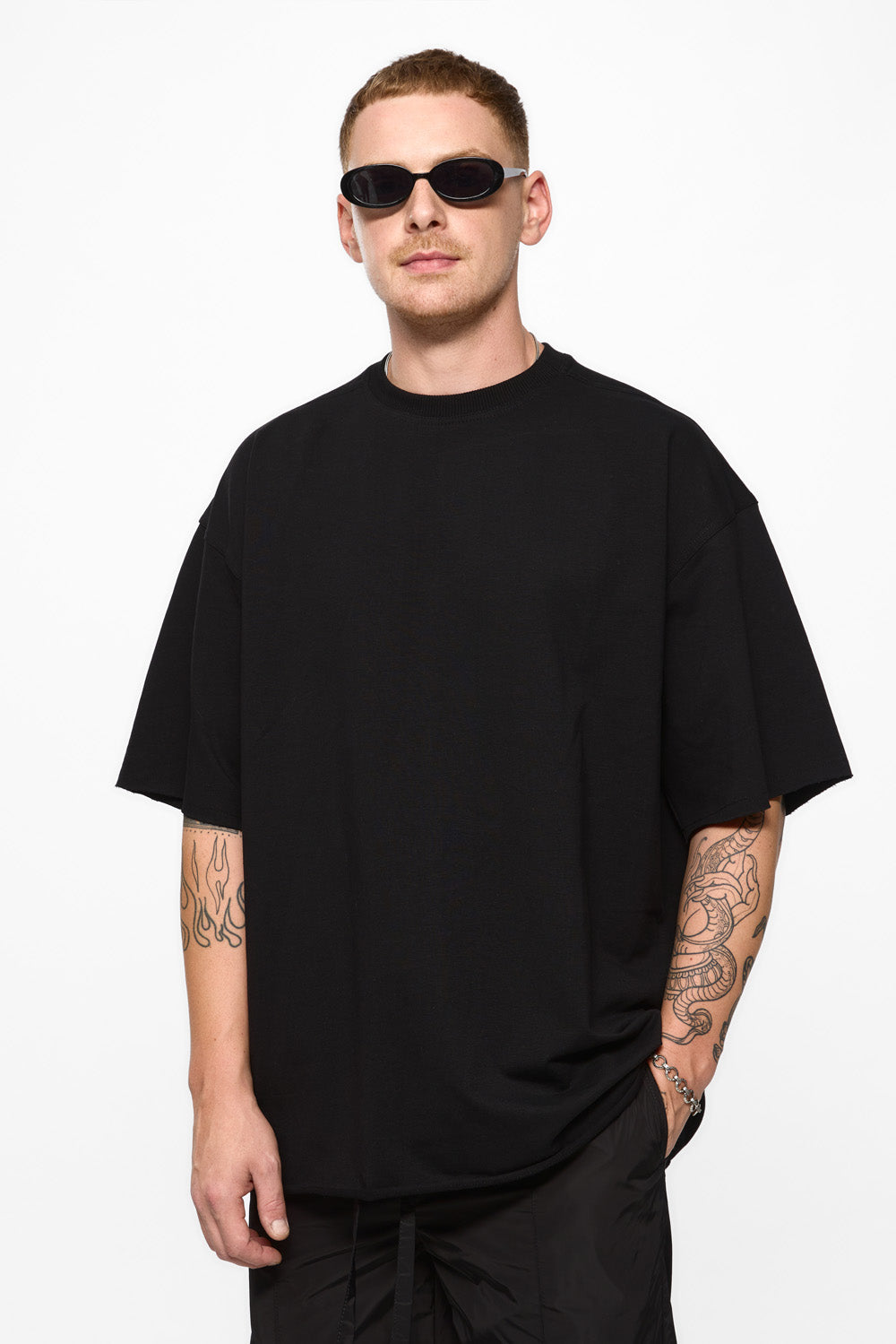 Tricou negru cu detalii nefinisate oversized 