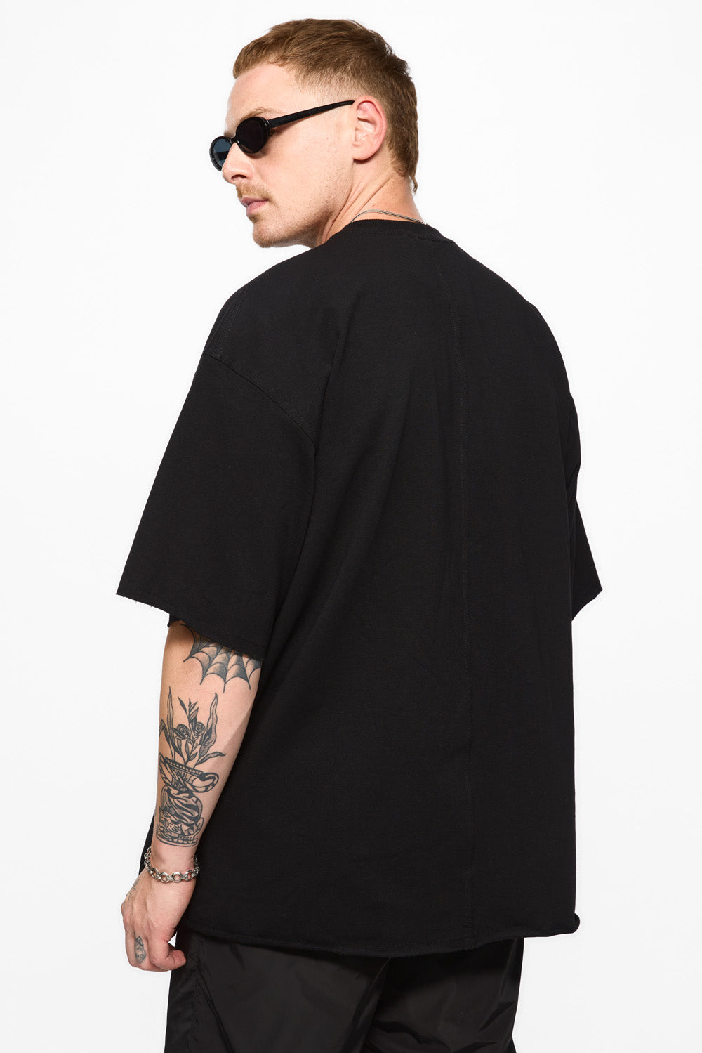 Tricou negru cu detalii nefinisate oversized 