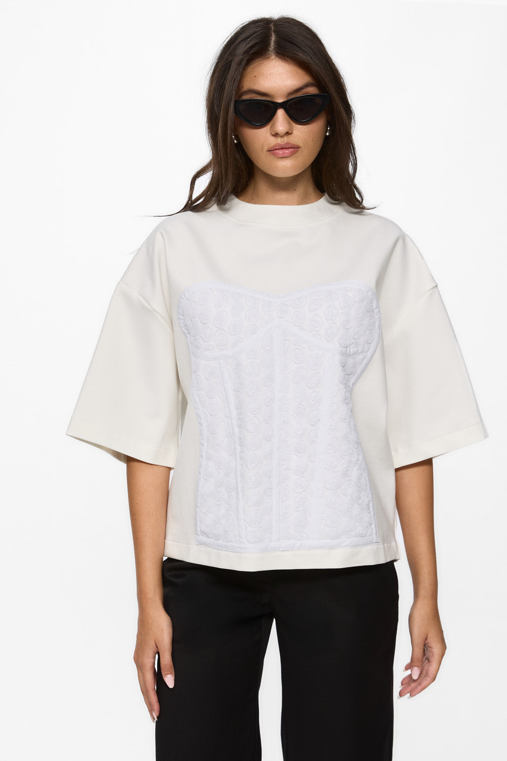 Tricou Kyo Rose cu cusaturi | Femei | Off-White | Stil modern și elegant | Confort și funcționalitate | Atelier Hamza