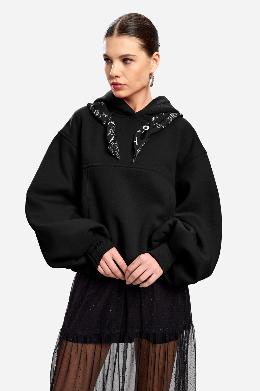 Hanorac Scarlett | Femei | Negru | Stil modern și elegant | Confort și funcționalitate | Atelier Hamza