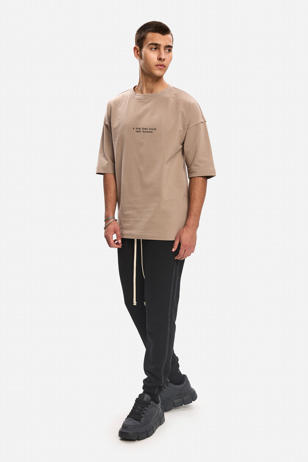Tricou cu imprimeu Hug | Bărbați | Bej | Stil Modern & Elegant | Confort & Funcționalitate | Atelier Hamza