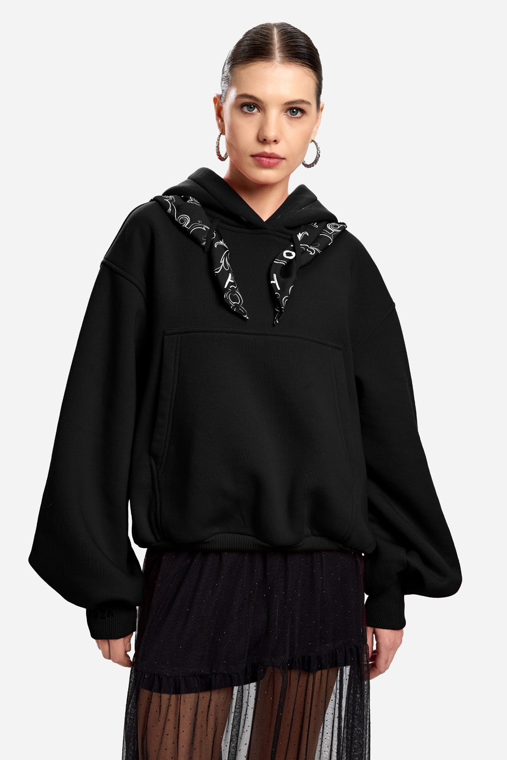 Hanorac flausat negru cu esarfa Scarlett