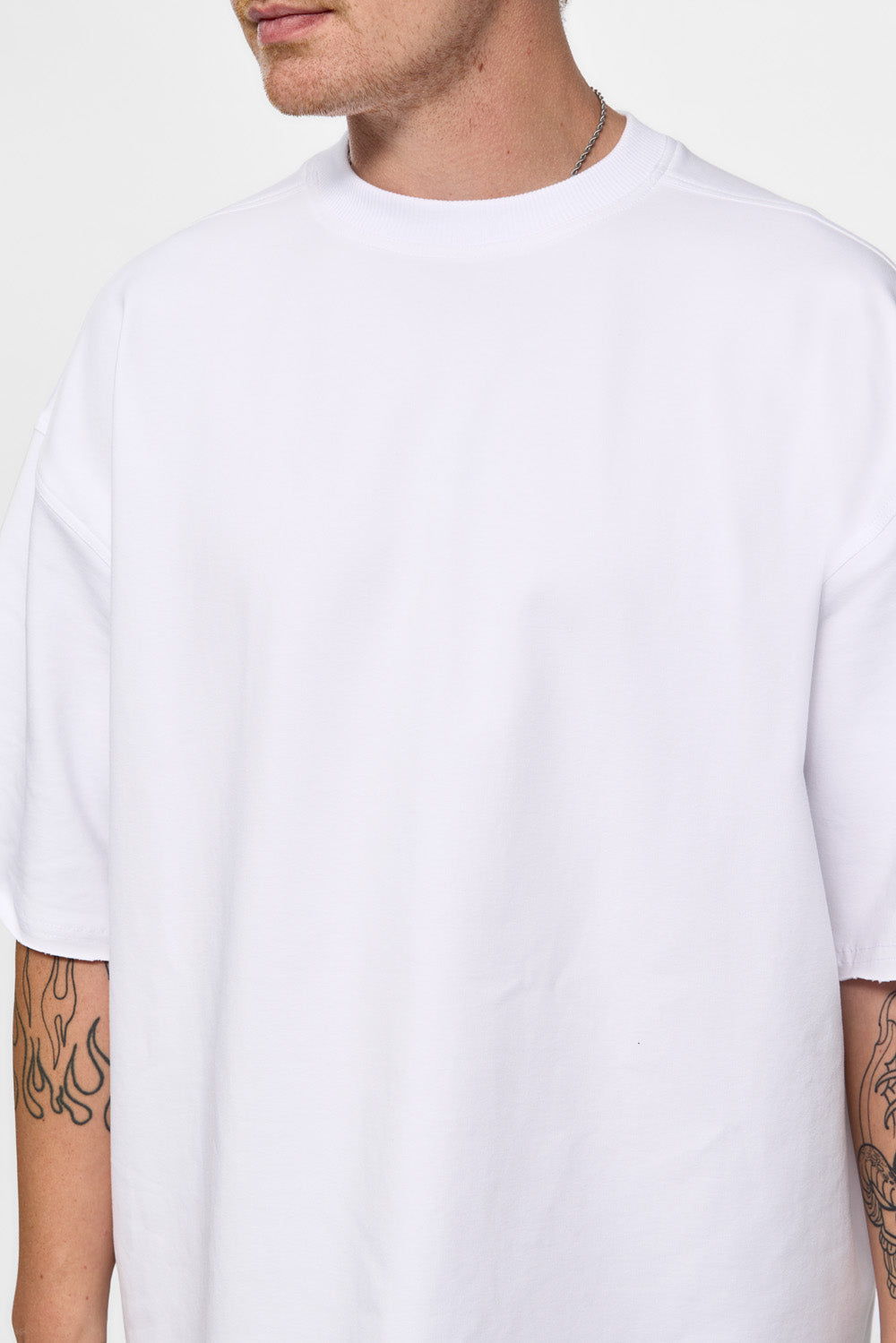 Tricou alb cu detalii nefinisate oversized 